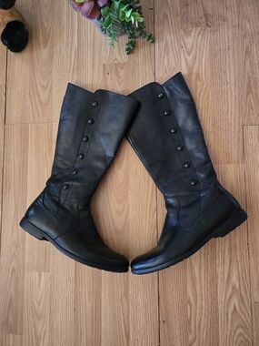 Classic Born leather riding boots with a row of black fabric-covered buttons,#8